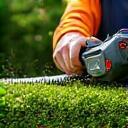Paysagiste utilisant un taille-haie